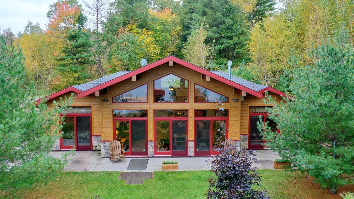 Hayward House | Breezy Bay Beach On Round Lake