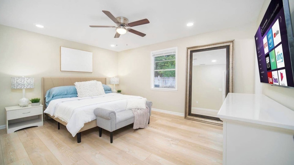Southside House | ~Breezy Biz Sleeps 12 Heated Pool & Boardroom~