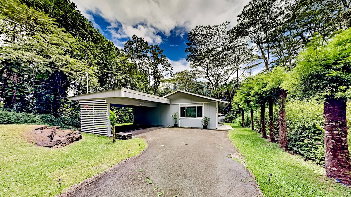 Kapoho House | Breezy bungalow with WiFi, private washer/dryer, grill, & deck