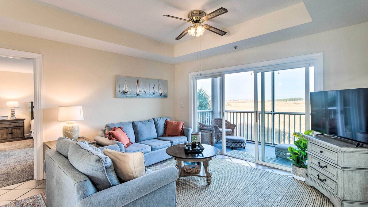 Darien Condo | Breezy Darien Condo w/Tranquil Marsh Views!