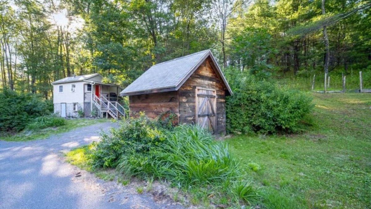 Town of Marbletown Cabin | Breezy Hill Eccentric Studio Cottage