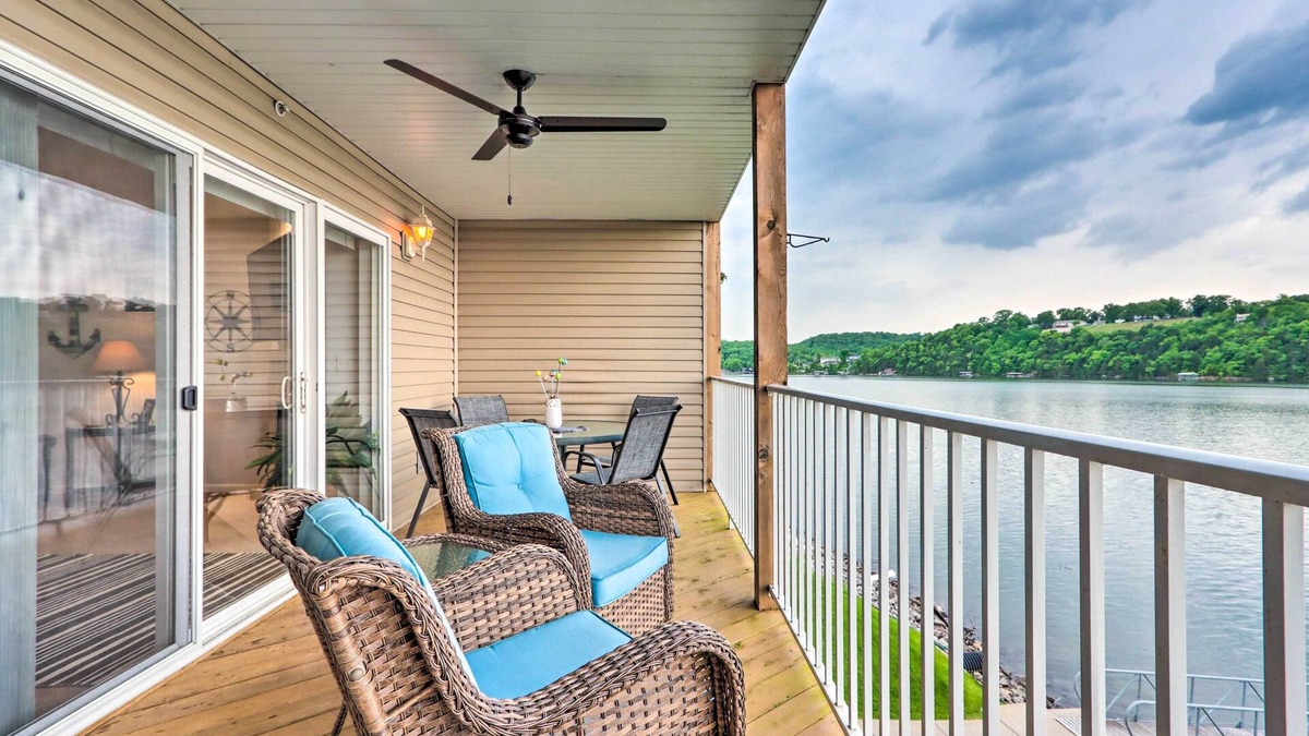 Camdenton Condo | Breezy Lakefront Condo w/Balcony & Lake View!