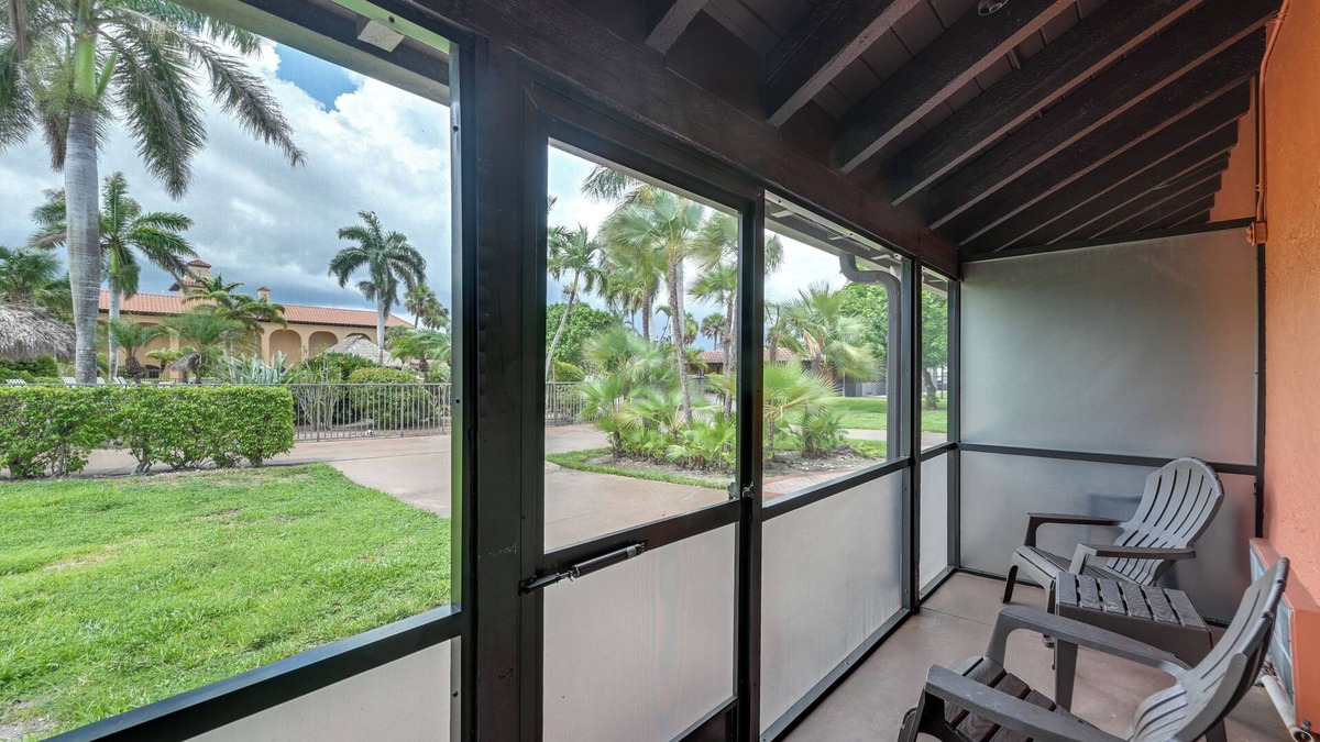 Naples Apartment | Breezy Naples Studio Condo w/Screened Porch!