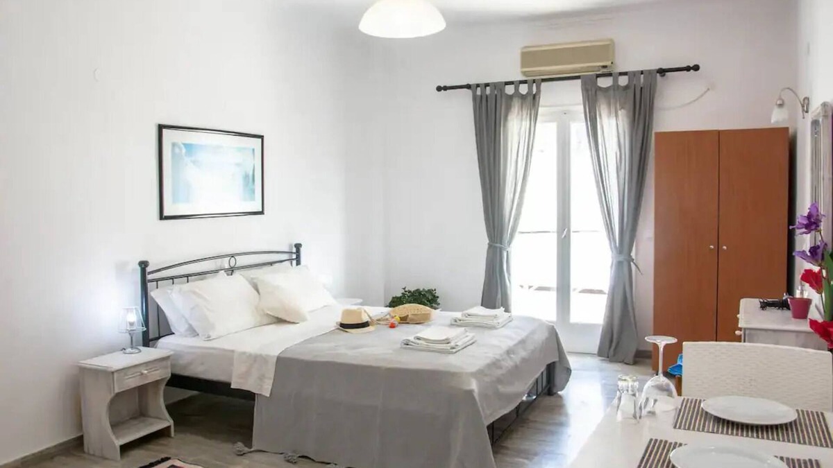 Kamari Apartment | Breezy studio, 3min walk from Kamari beachnn