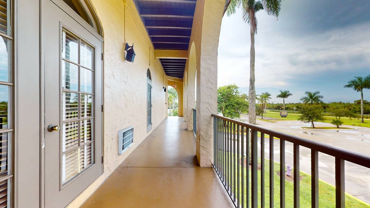 Naples House | Breezy studio with game room, heated pool, tennis, restaurant, BBQ area, gym