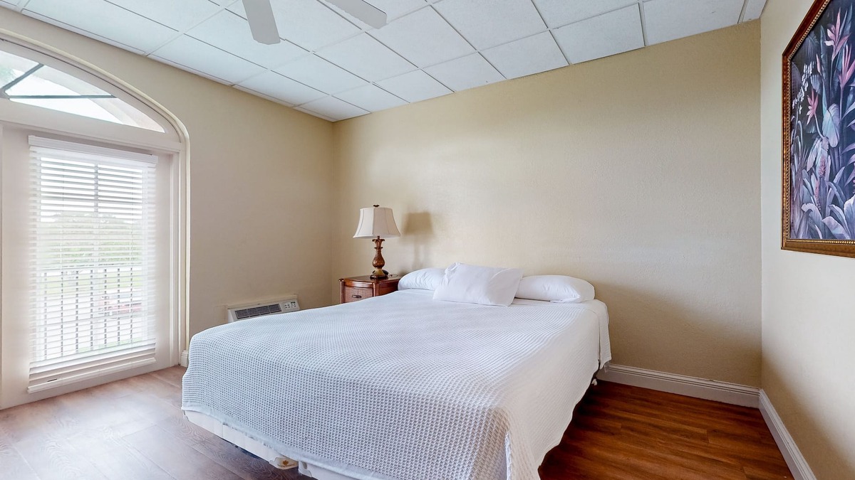 Naples House | Breezy studio with game room, heated pool, restaurant, tennis, BBQ, gym, W/D, AC