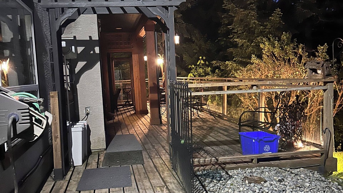 Brentwood Bay Apartment | Brentwoods L'il Lodge, 2Bed, 2Bath, outdoor kitchen, BBQ sleep4-6