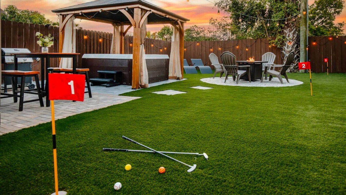 Central Naples House | Brick Enclave with Mini Golf & SPA, 5mins to beach