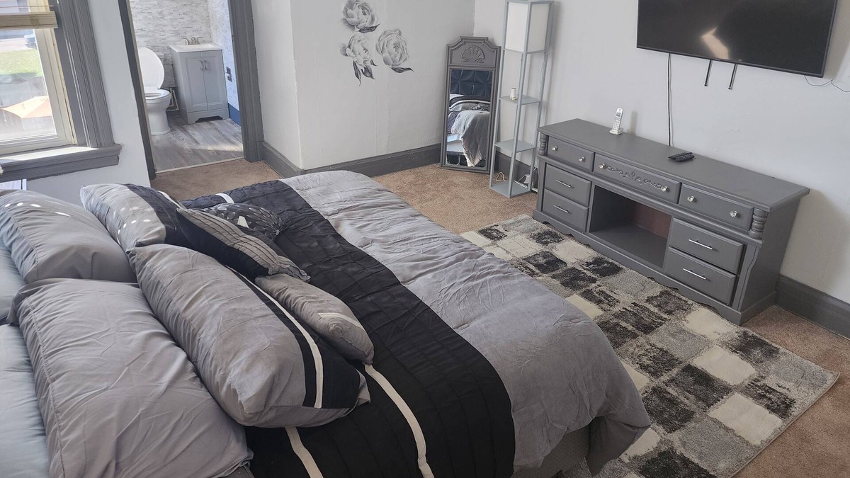 Northside House | Brick Row House Modern &Cozy 7 min from Downtown