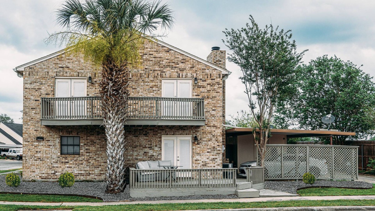 Victoria House | 🌴Brick Townhouse/Across HEB/Palm Tree Paradise❤️