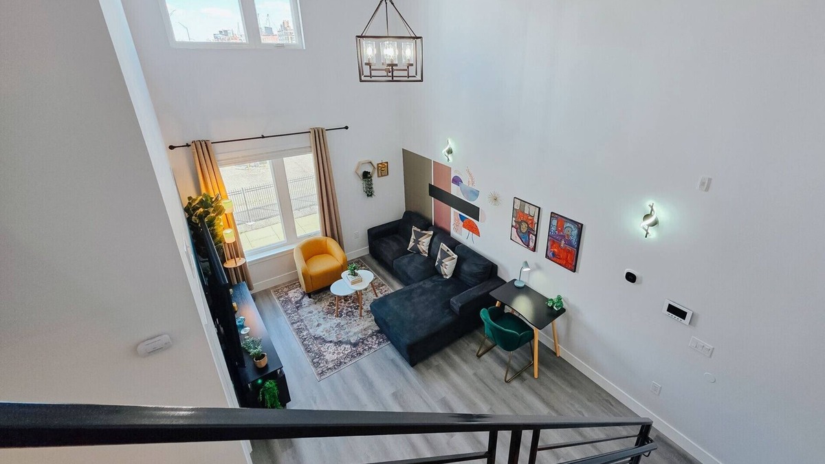 Center City Apartment | Bridge View/2 King Beds/75"TV/Rain Shower