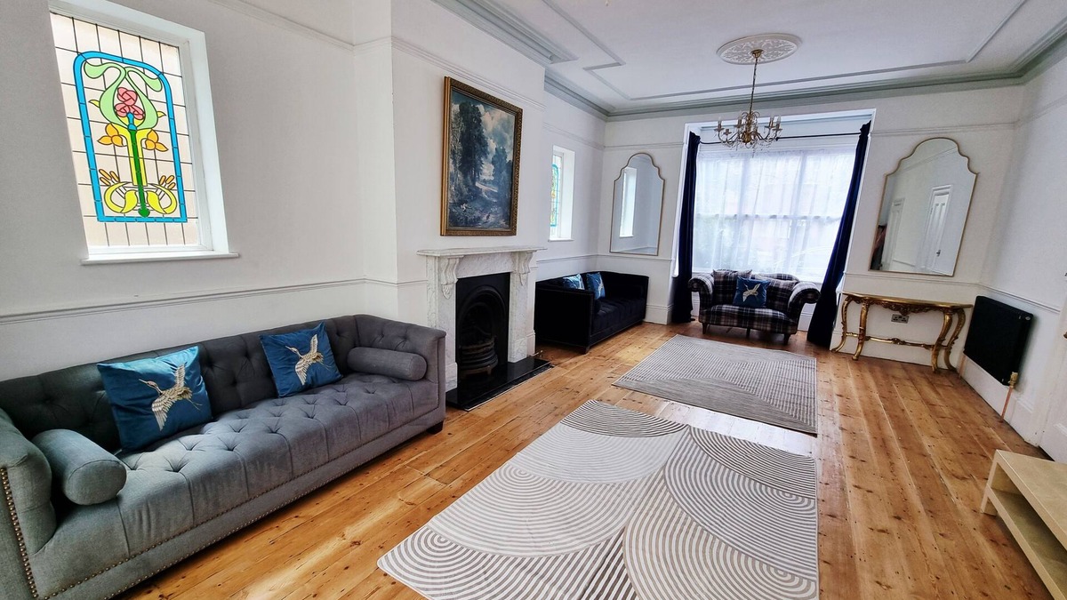 Gravesend House | Bridgerton House - Detached 5-bedroom Property