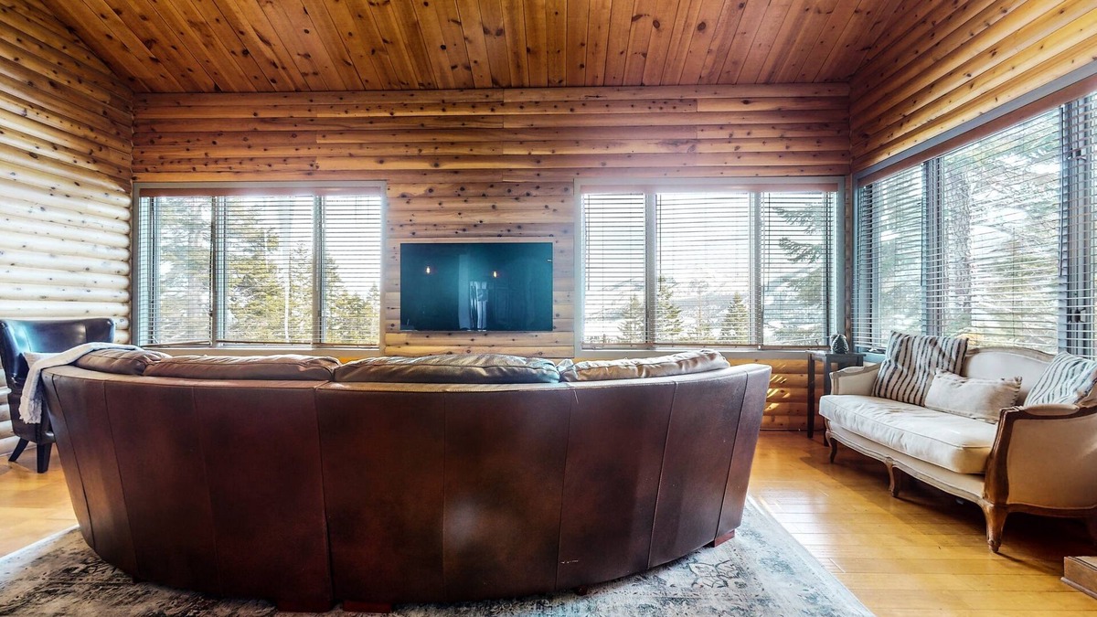 Mammoth Lakes Condo | Bridges Townhome 11 Pet-Friendly Deluxe Townhome with Private Hot Tub and Stones throw to slopes by RedAwning