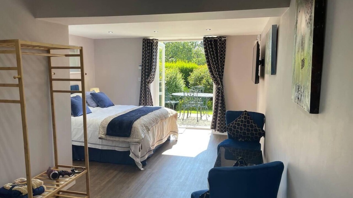 Brighouse Apartment | Brighouse Studio - Pet Friendly! - Free Parking