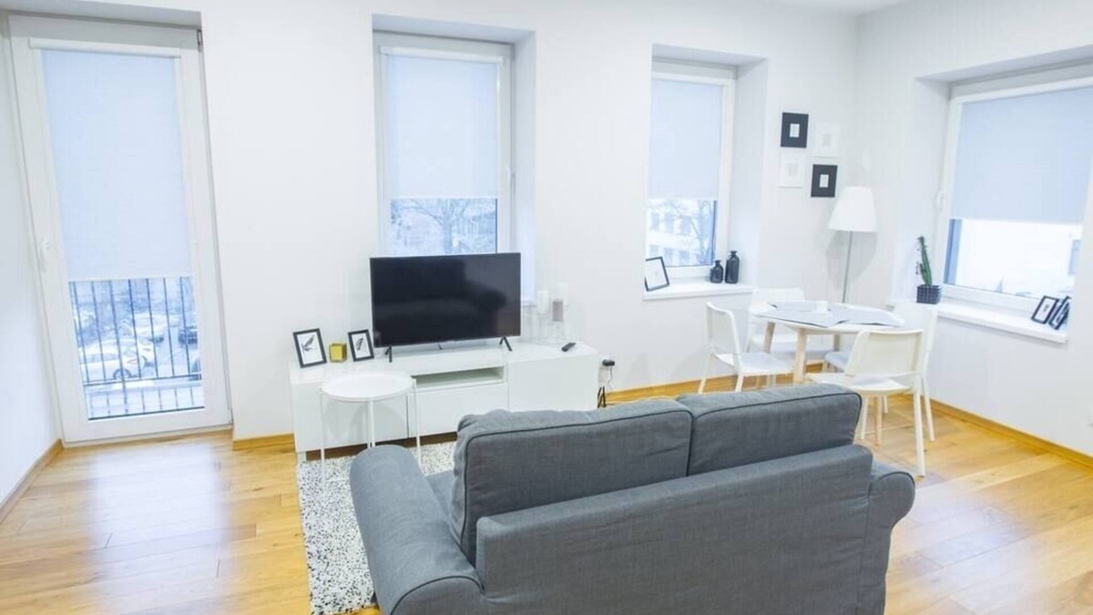 Old Town Apartment | Bright 1 BD Old Town Apartment by Hostlovers