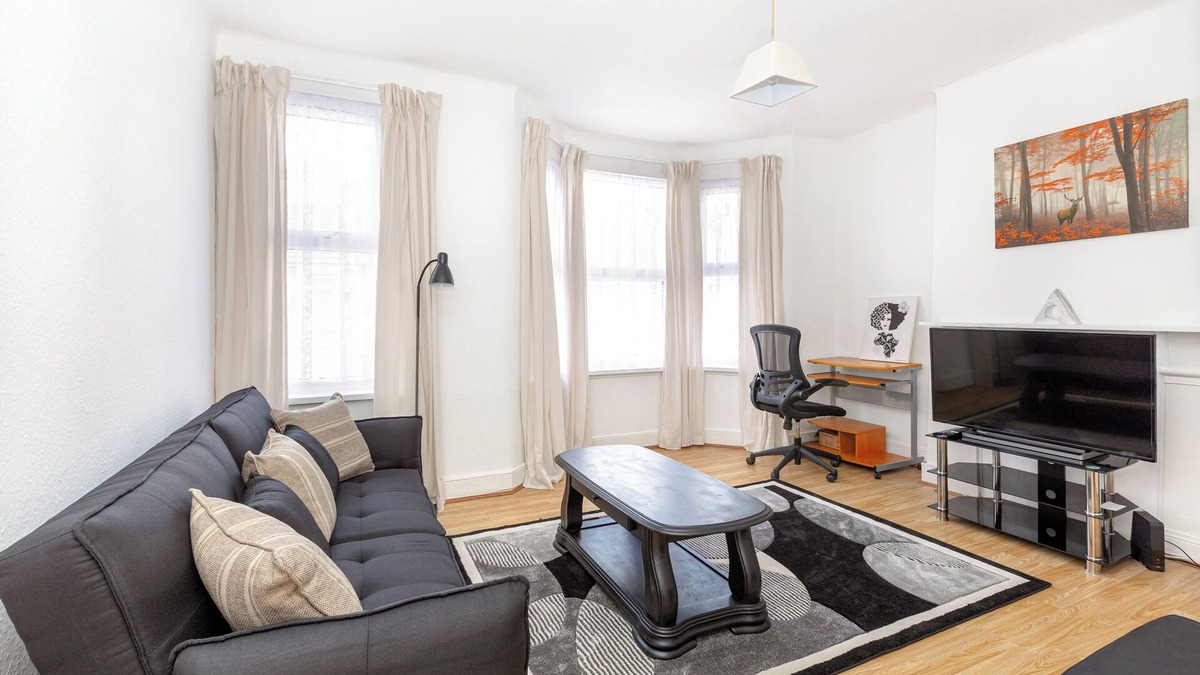 Green Street East House | Bright 1BR Flat, East London, 5min Upton Park Tube
