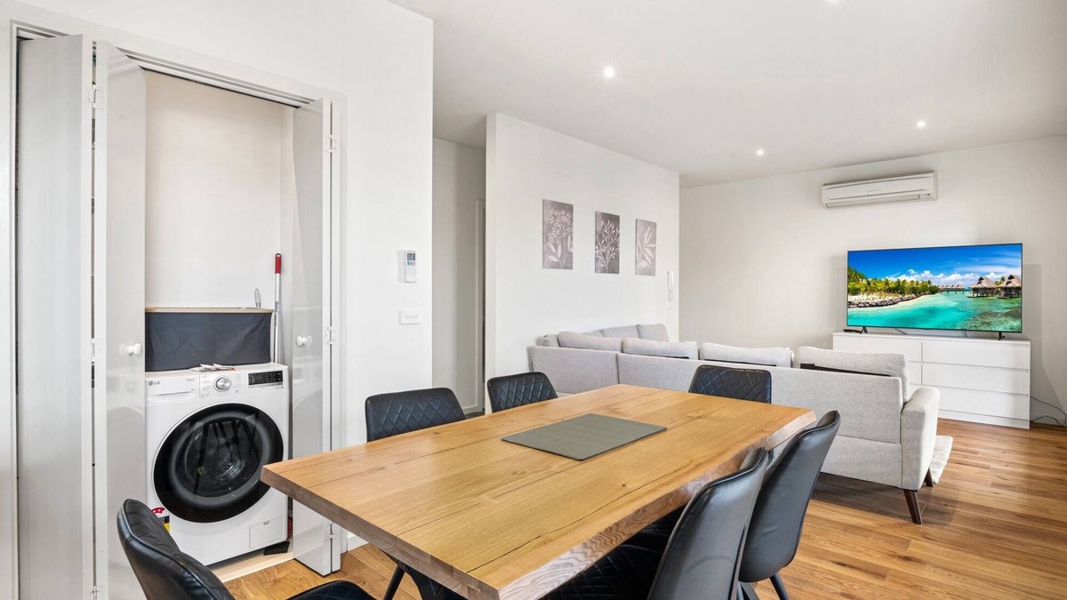 Kensington Apartment | Bright 2-Bed Flat with Balcony in Kensington