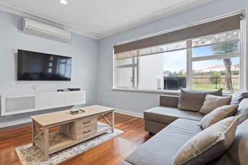 Bateman House | Bright 2-Bed House with Garage & BBQ in Bateman