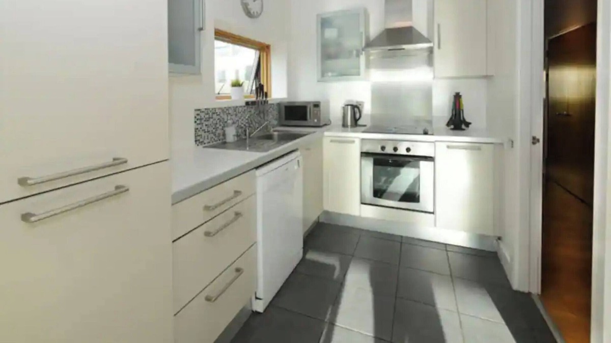 Dublin Apartment | Bright 2BD Flat with Private Balcony - Dublin
