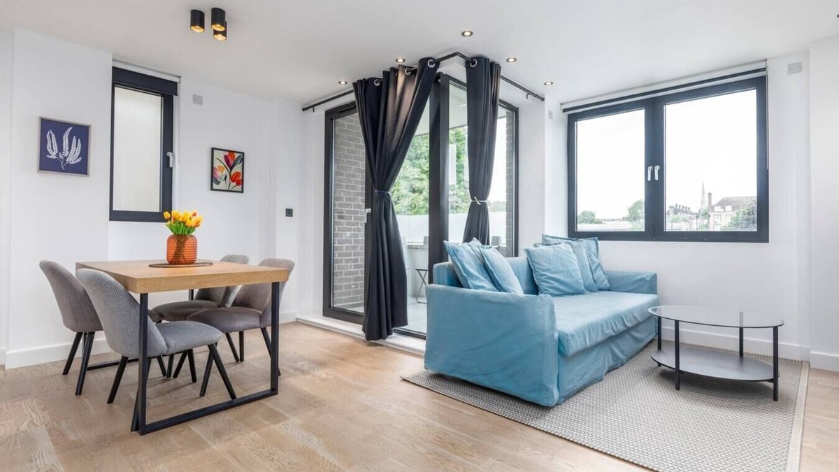 Kentish Town Apartment | Bright 2BR - 2Bath Apt with Balcony | Kentish Town