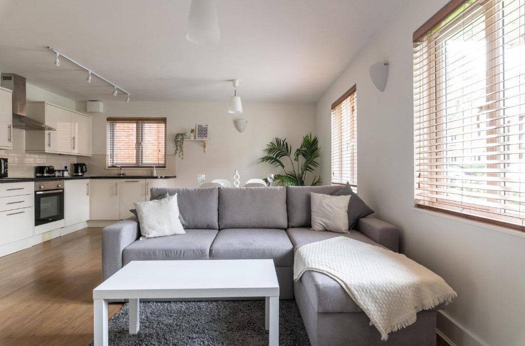 Crawley Apartment | Bright 2BR Apartment - 2 Free Parking Spaces - Near LGW Airport