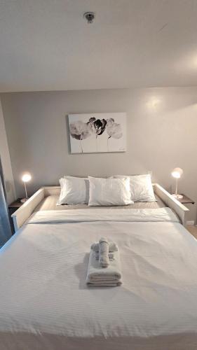 Lower Lonsdale Apartment | Bright 2BR Close to Seabus, and Lower Lonsdale