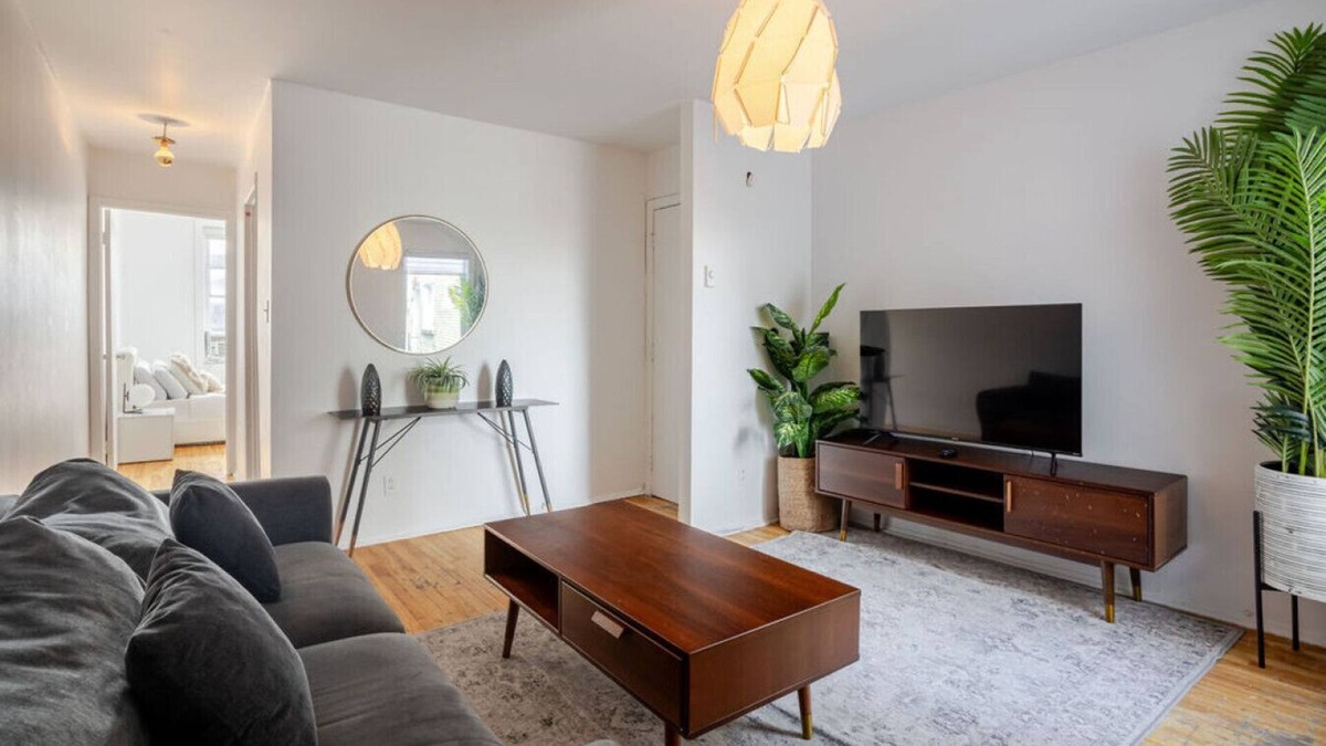 Plateau Mont Royal Apartment | Bright 2BR in Plateau Mont-Royal | Downtown