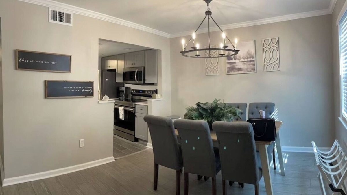 Palmetto Dunes Cottage | Bright 2BR Townhome Pool & Beach Minutes Away