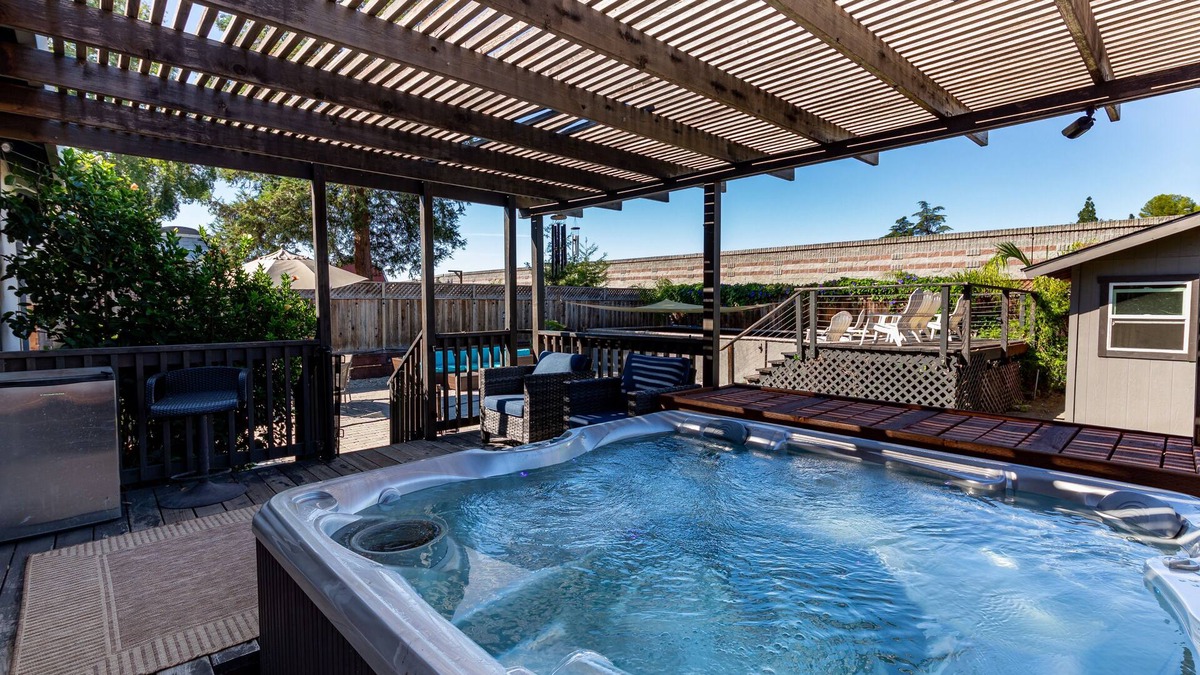 Concord House | Bright 3 Bedroom Retreat with Outdoor Oasis & Spa