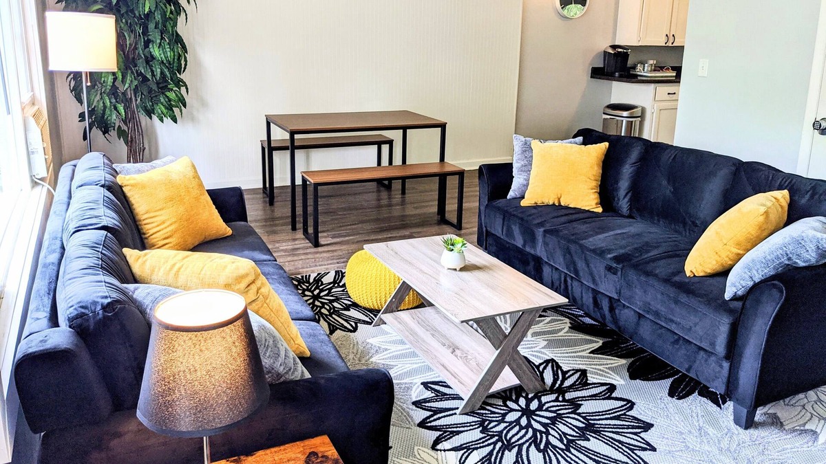 Portage House | Bright 3 BR on Cul-de-sac Conveniently located to Airport, Stryker, WMU, DT KZOO