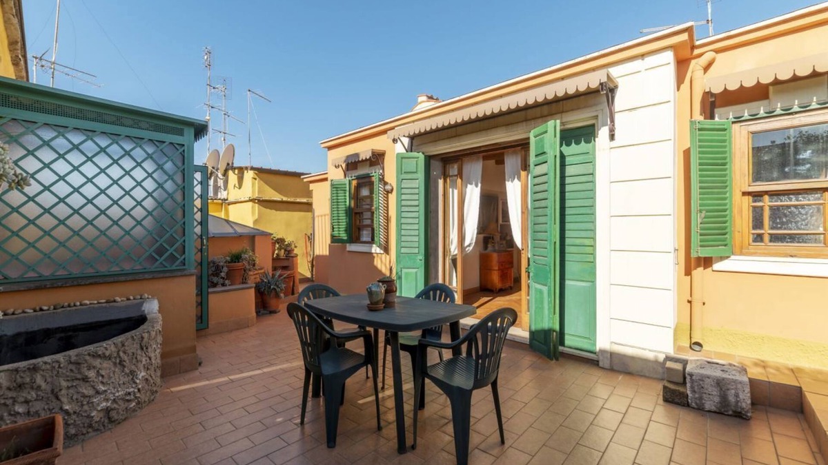 Repubblica Apartment | Bright 40 sqm studio flat, which can accommodate up to 2 people, located on the sixth floor of a period building with lift (you still have to go up some stairs). The property located in the Traffic Restricted Area ZTL, is located in the heart of the hist