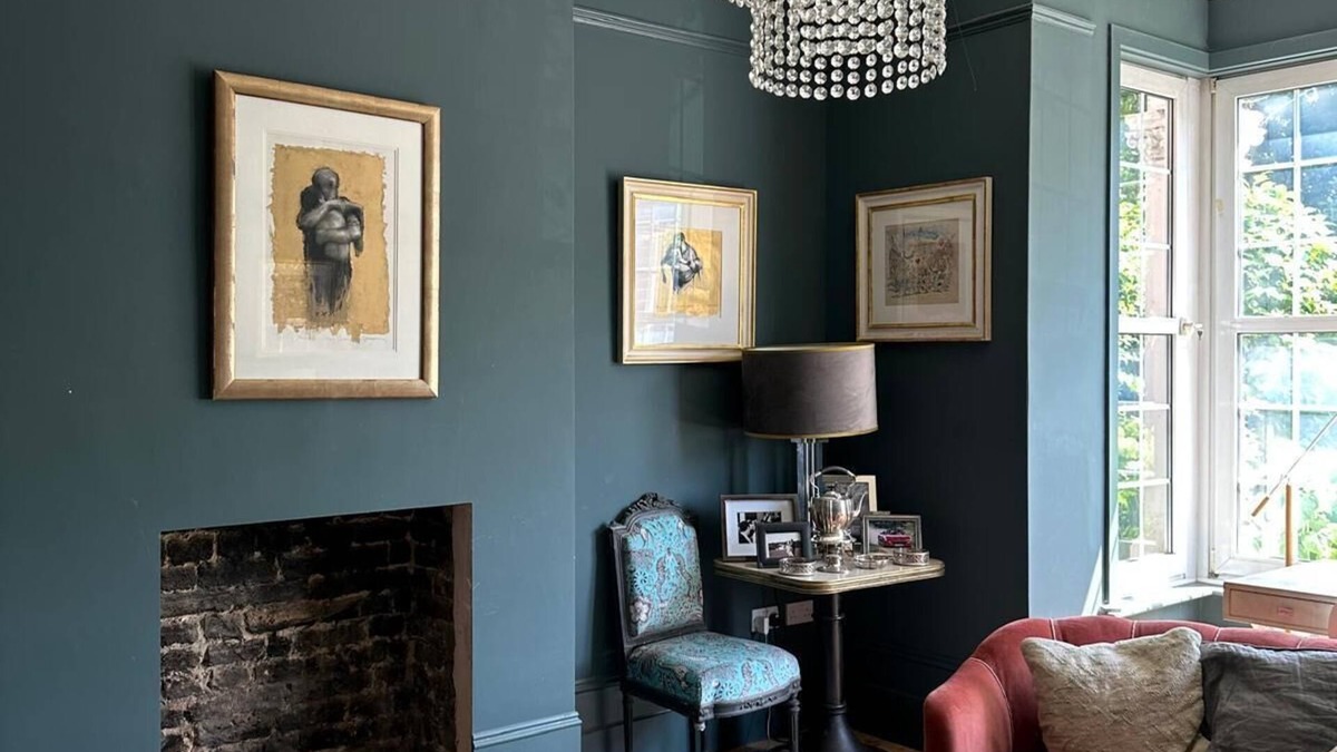 Acton House | Bright 6 Bedroom Family House West London . Parking, Fast links with Heathrow.