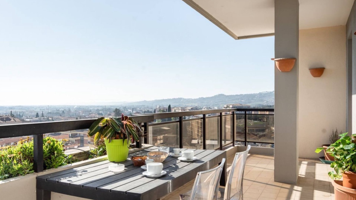 Ponte San Giovanni Apartment | Bright 80 sqm apartment that can accommodate up to 6 people, located near the Ponte San Giovanni station. It consists of a living room with kitchen and dining area, a bathroom and two bedrooms. The flat is located on the ninth floor and has a large terra