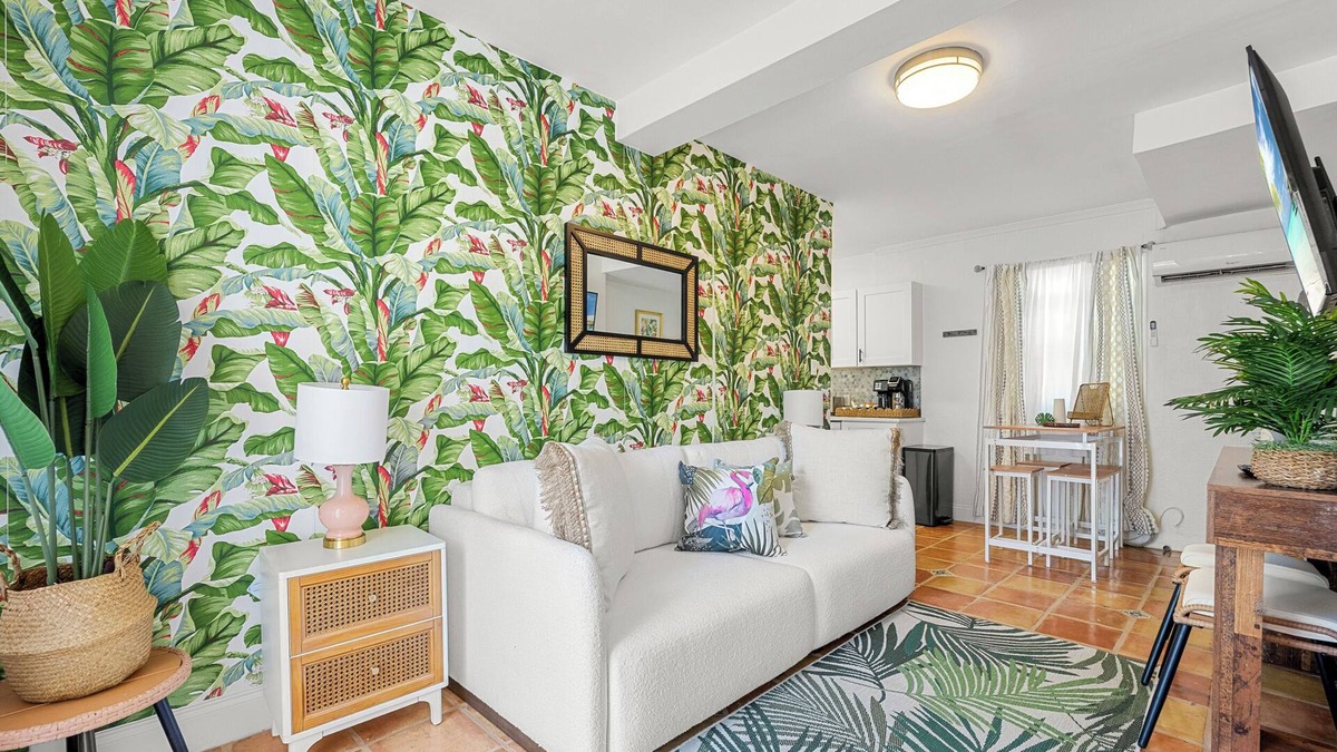 Flamingo Parks Apartment | Bright & Airy Apartment on Flamingo Dr