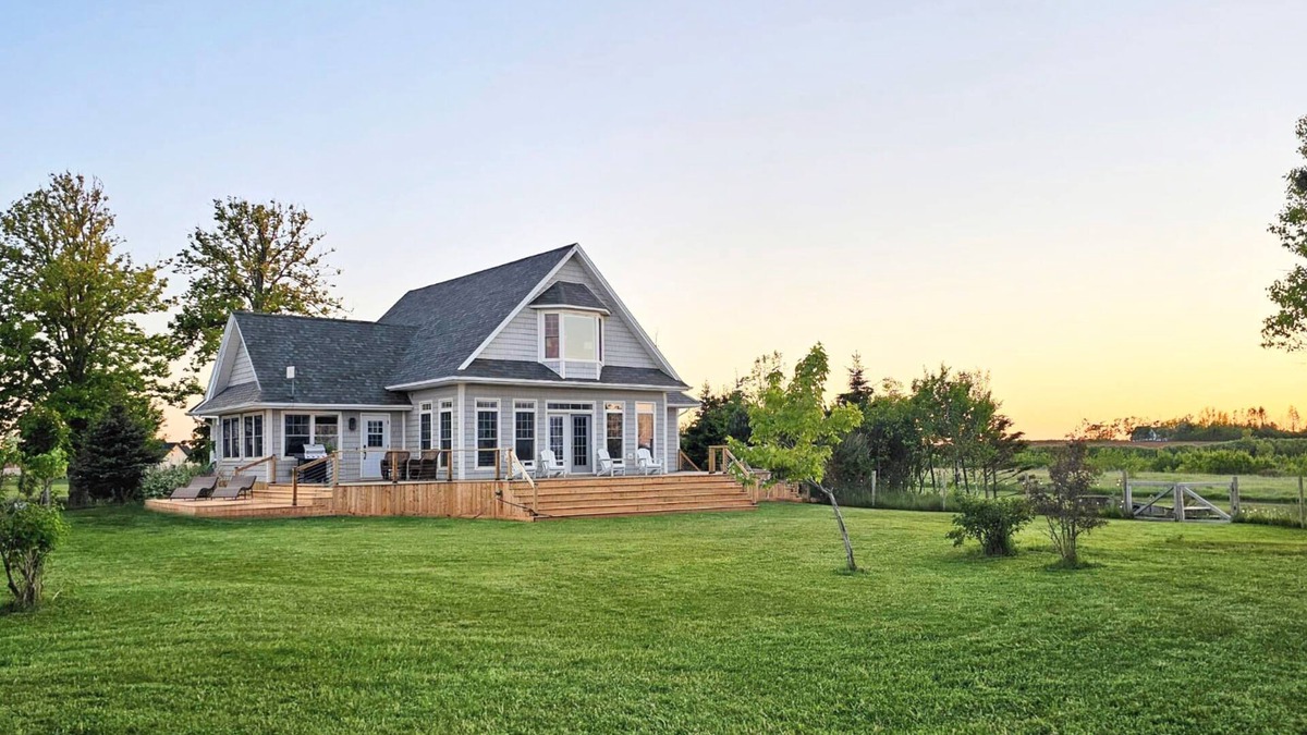 Princetown House | Bright & Airy Beach House – Bay Views, Wraparound Deck & Room to Unwind