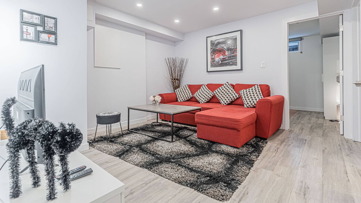 Streetsville Apartment | Bright, Airy, Cozy 2 Bed Room Lower Level Mississauga Sleeps 4
