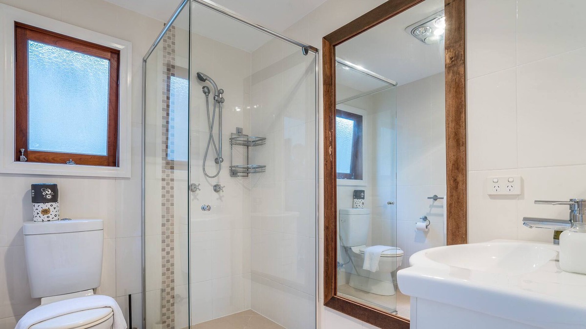 Bardon House | Bright Airy Queenslander 3kms from City with Views