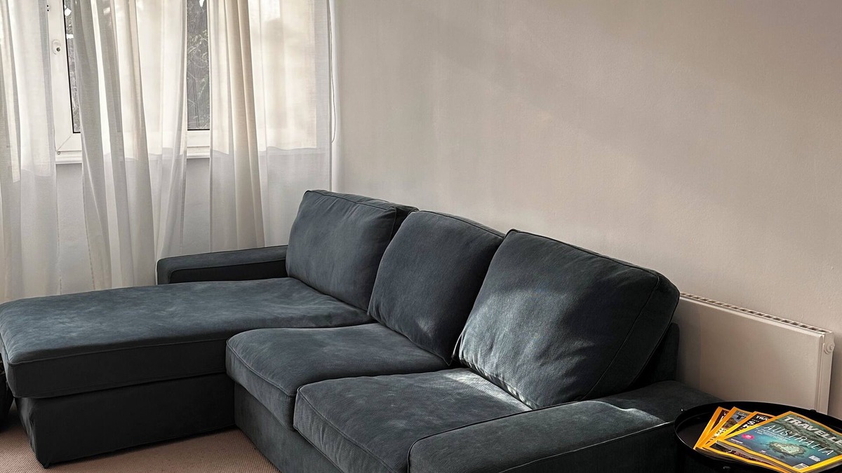 Kew Apartment | Bright and airy 2 bed flat in Kew Gardens. 5 min walk to Botanical Gardens.