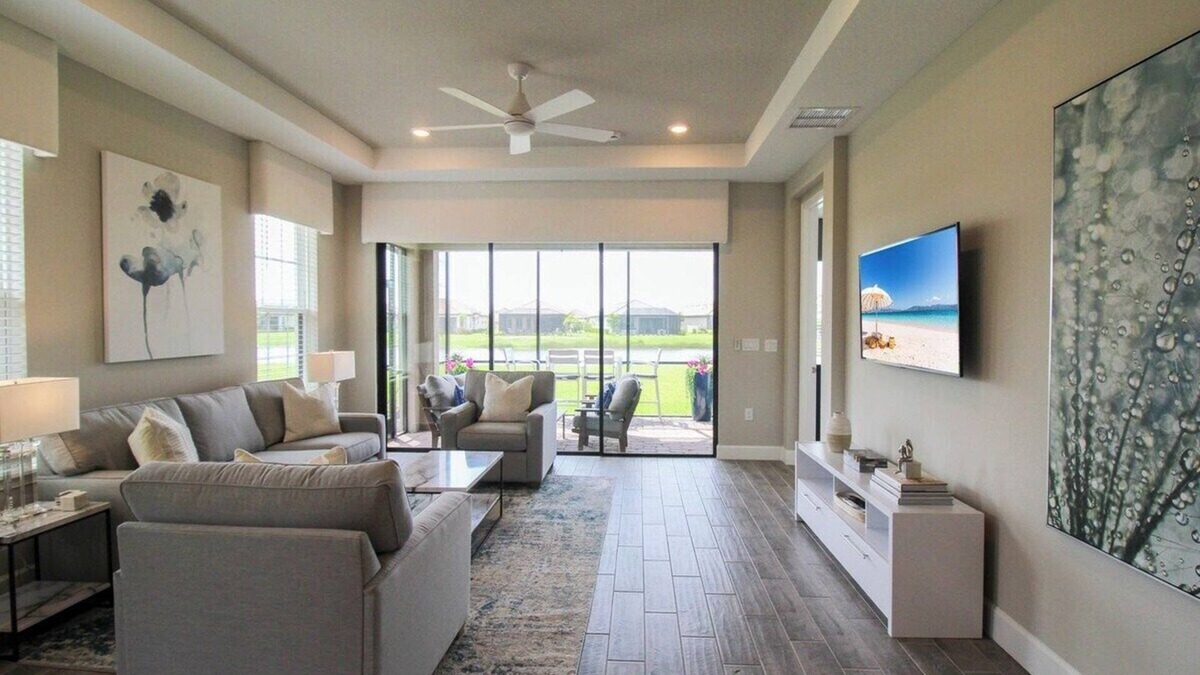 Braden River House | Bright and airy waterfront villa in the Esplanade - Sunny Retreat