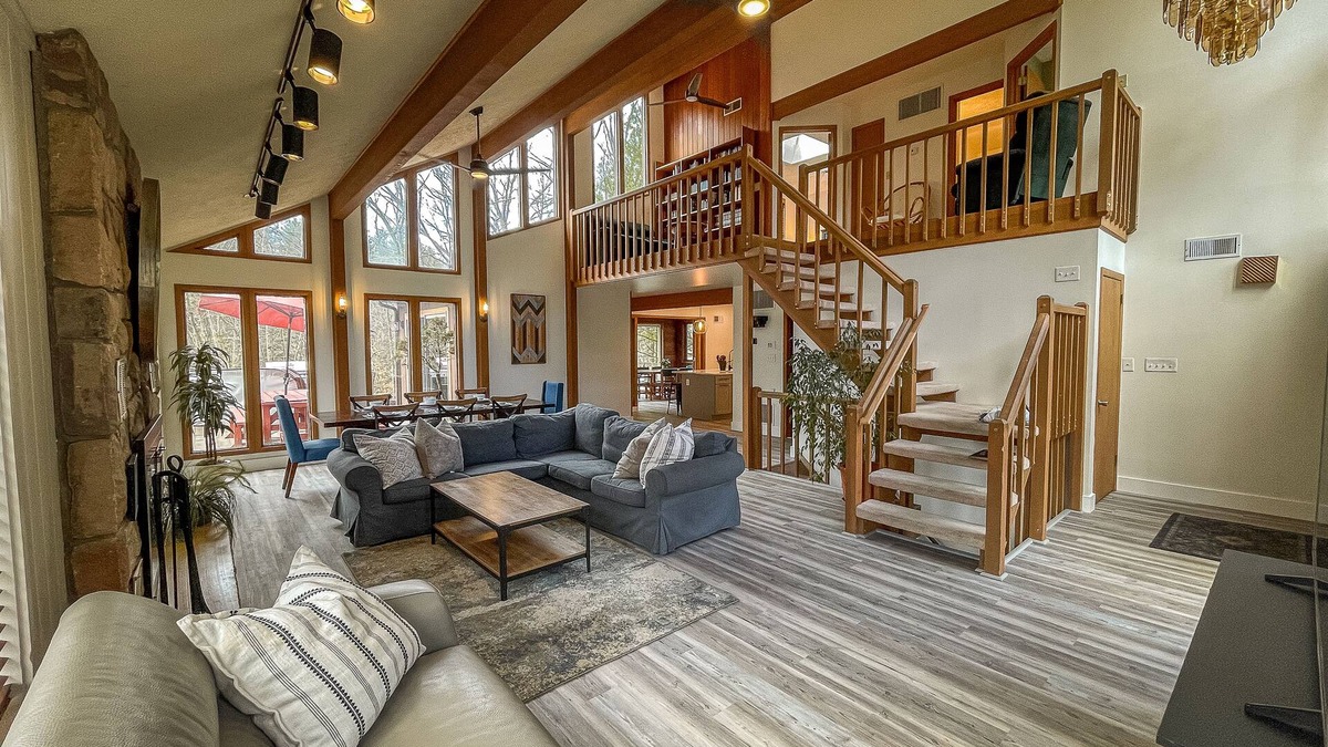 Bushkill House | Bright and Beautiful - 8 person Jacuzzi, fireplace, wifi, fully stocked kitchen