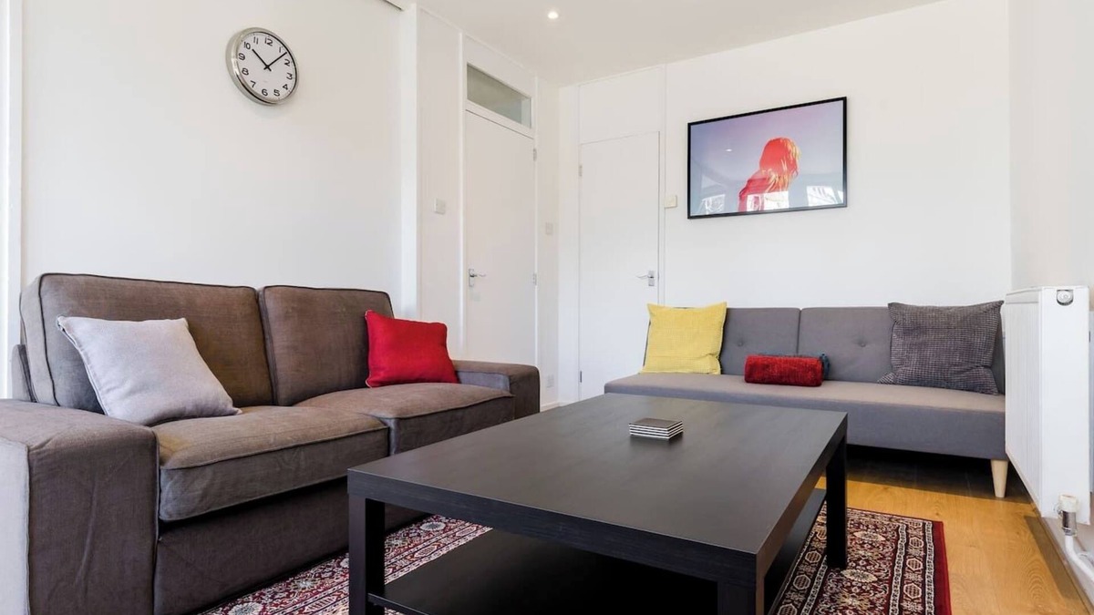 Prince's Apartment | Bright and Charming 4BD Family Haven in Kennington