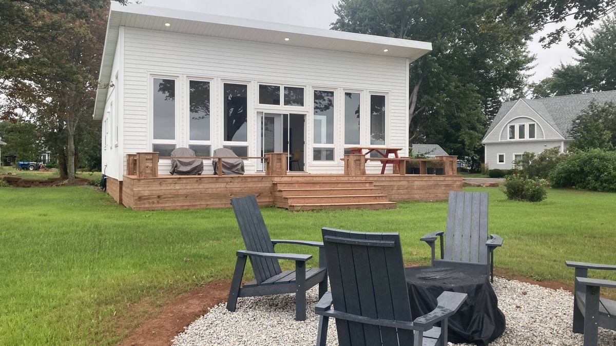 Meadowbank Cottage | Bright and Cheerful 3-Bedroom Waterfront Cottage