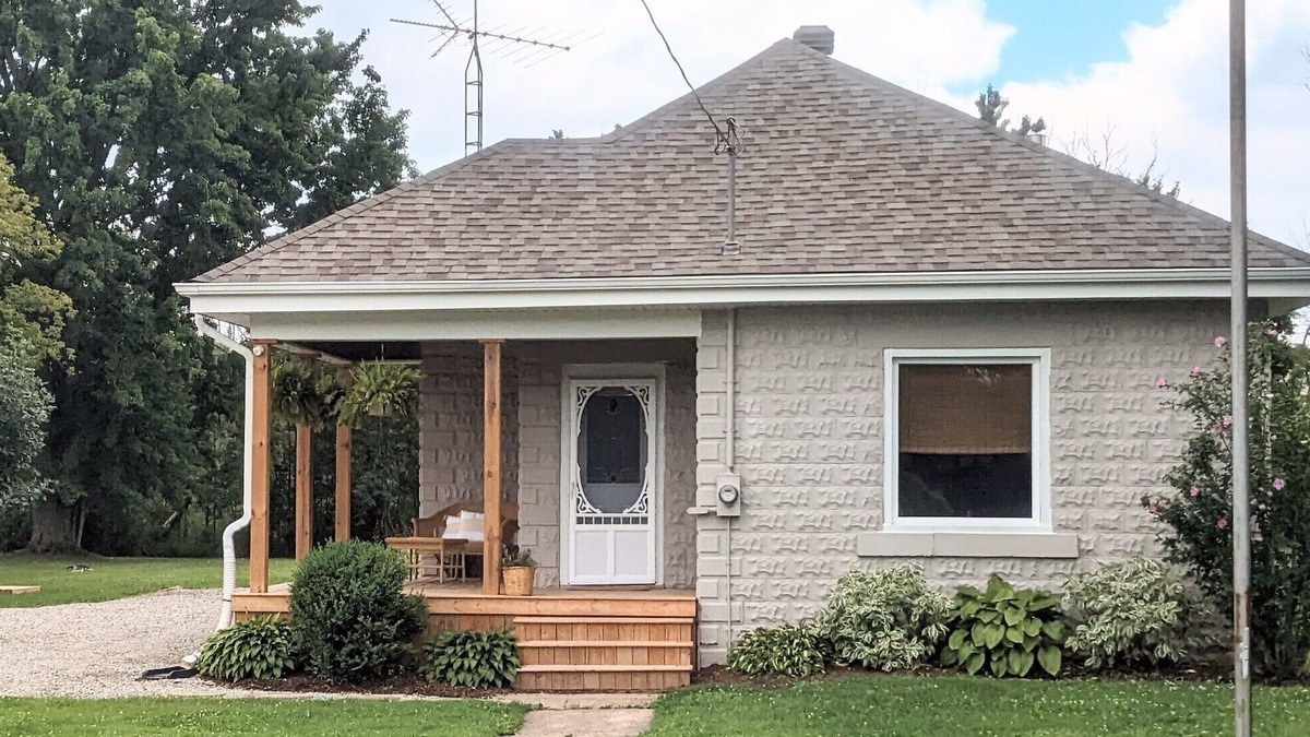 Dunnville Cottage | Bright and Cheery Cottage in Quaint Beach Village