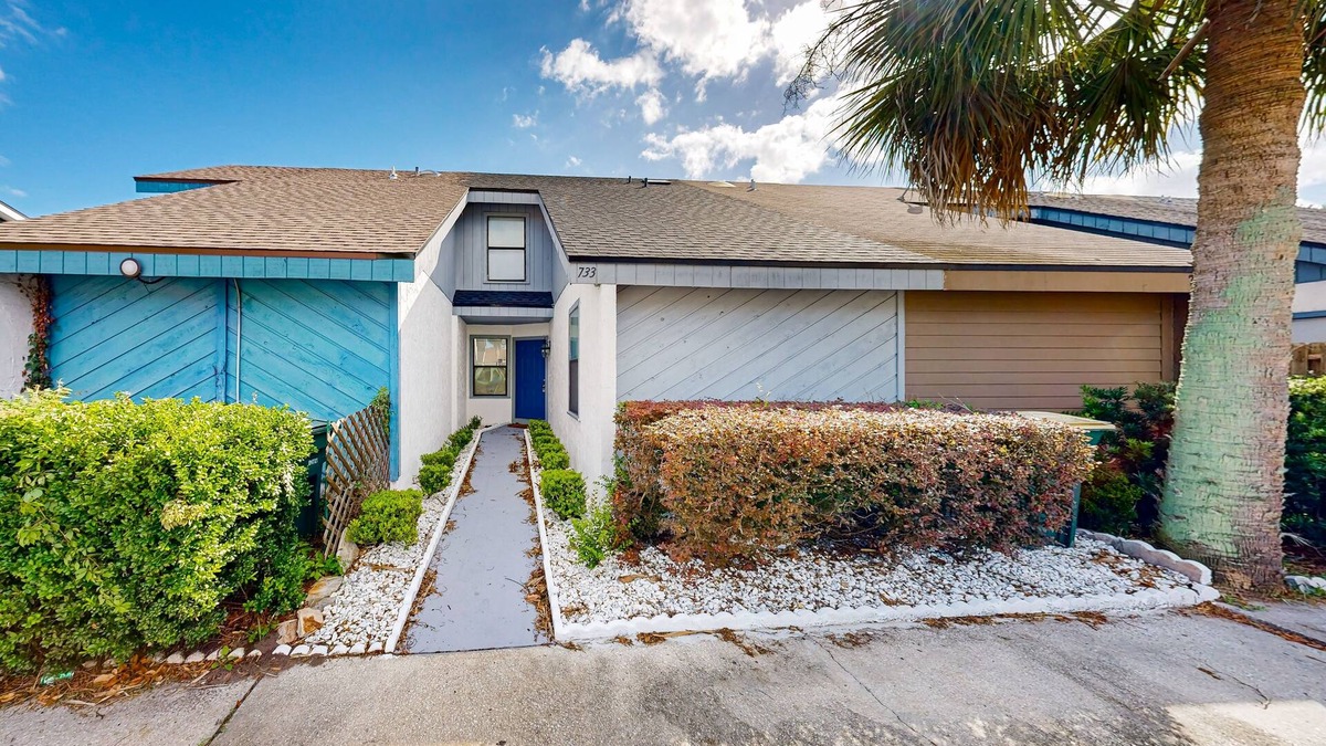 Arlington Condo | Bright and cozy condo with central AC, enclosed yard, & free wifi