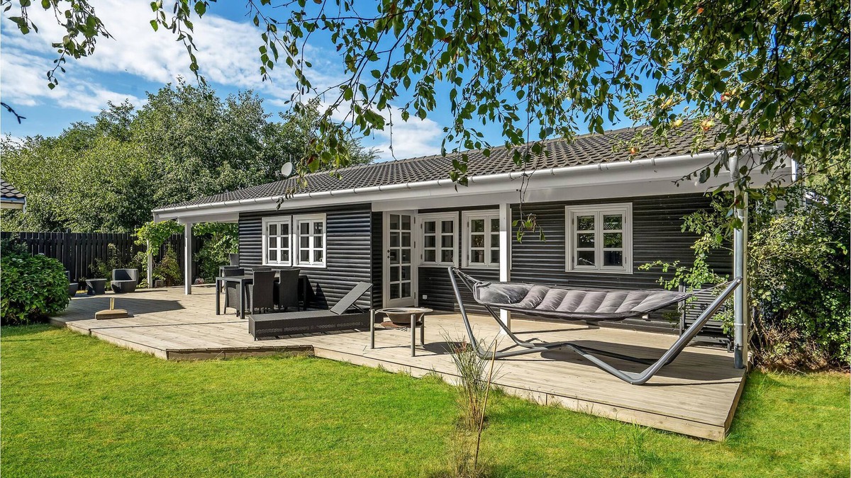 Reersø House | Bright and cozy cottage with beautiful terrace.