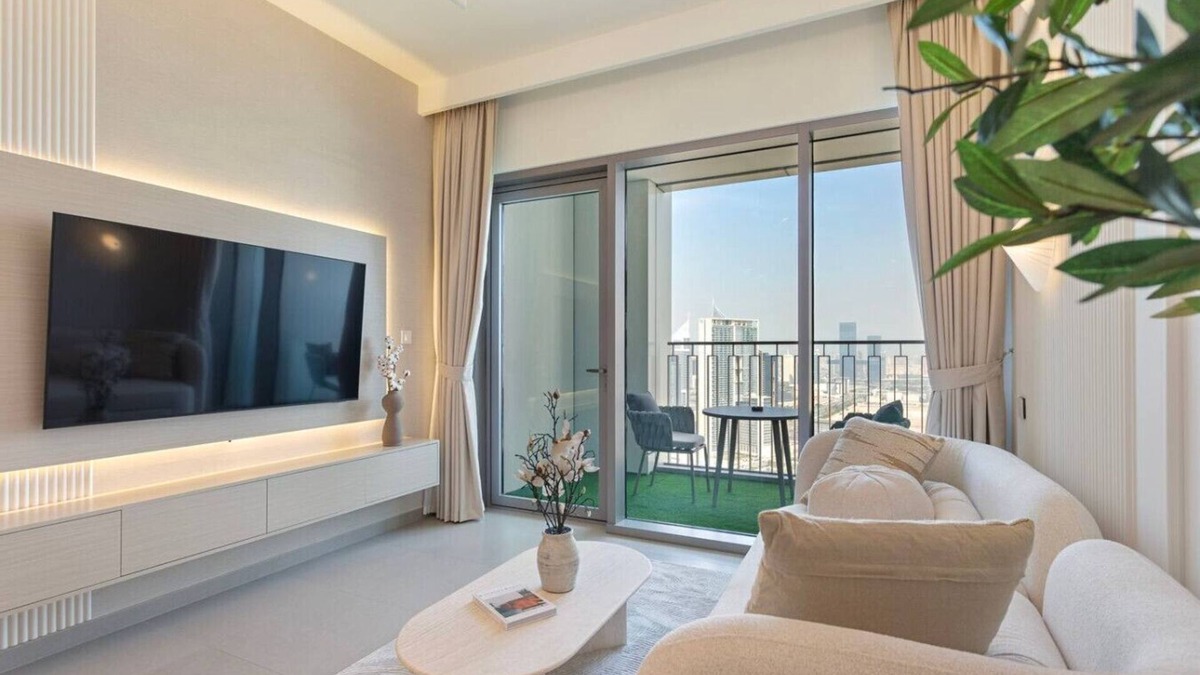 Trade Center Apartment | Bright and Exquisite 1-Bedroom in Downtown views 2