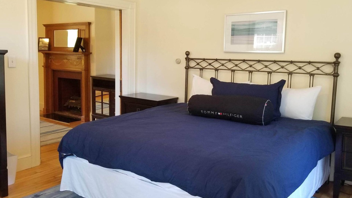 Back Cove Apartment | Bright and Fresh Back Cove4 Bedroom, Sleeps 8. Airmatress for additional 2.