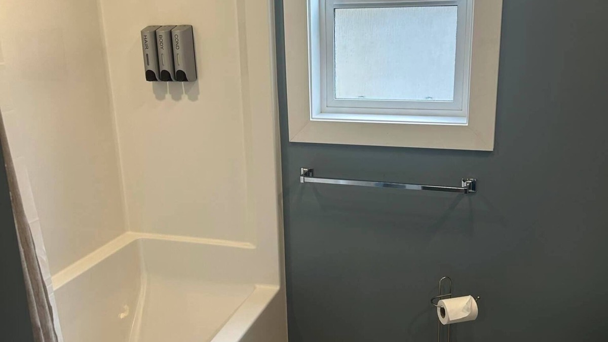 Kamloops House | Bright and Modern Daylight Suit. Pet Friendly
