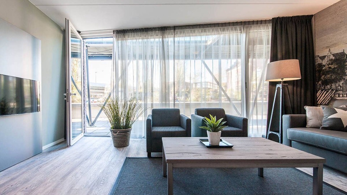 Haarlemmerbuurt Apartment | Bright and modern two bedroom apartment with canal view. Free Wi-Fi