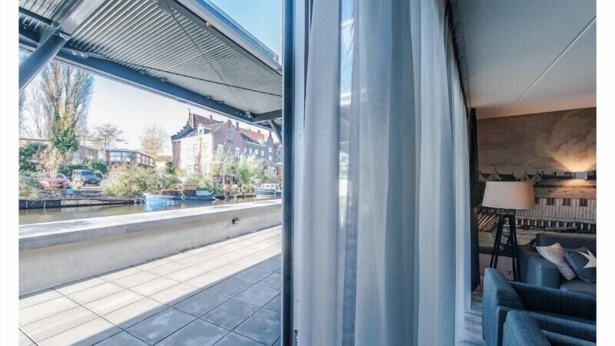 Haarlemmerbuurt Apartment | Bright and modern two bedroom apartment with canal view.